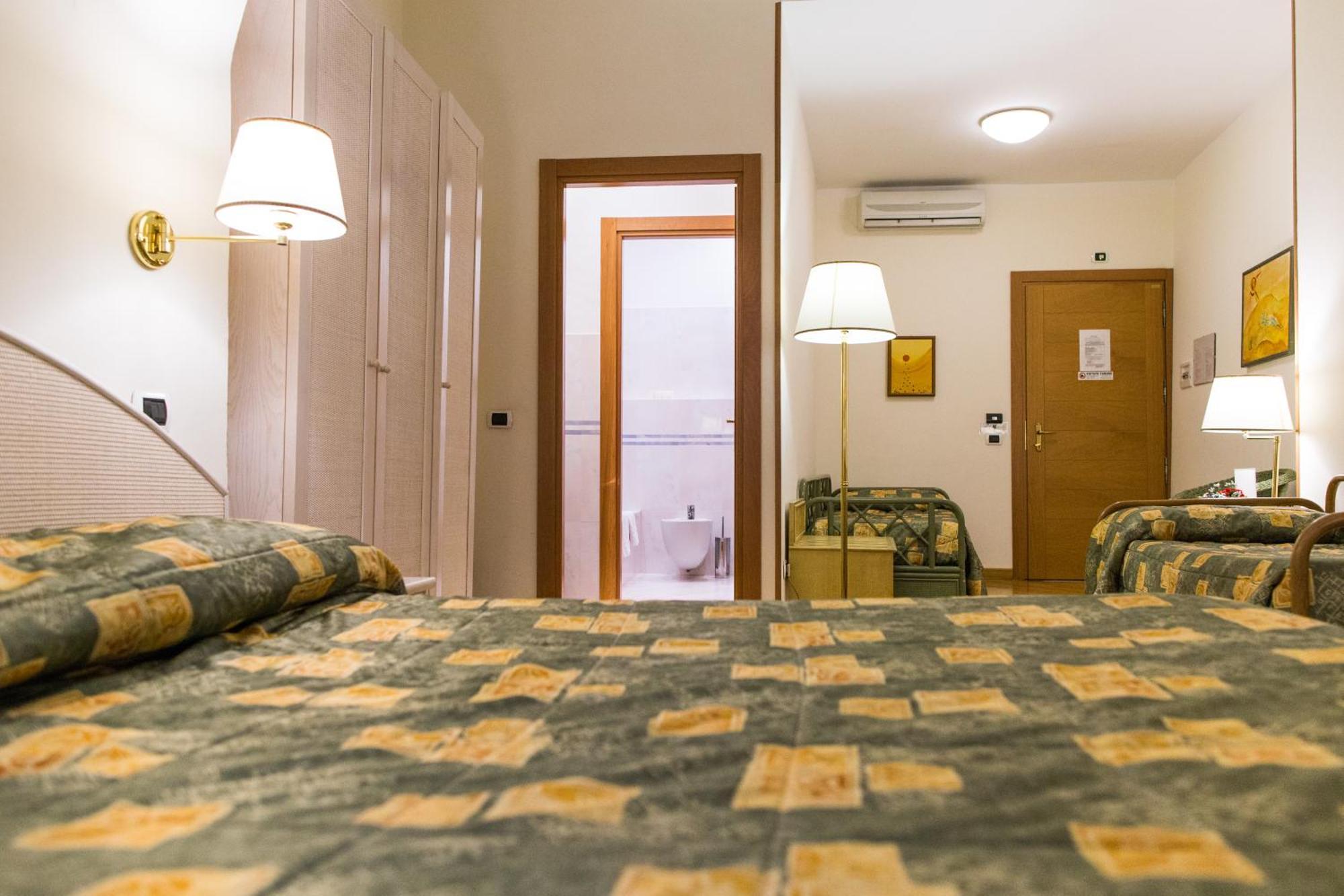 Piazza Paradiso Accommodation Сієна Номер фото